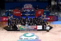 人生高光時刻！廣廈奪冠 球員們輪流站上在舞臺捧杯慶祝！