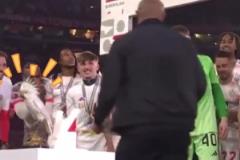 自從被拜仁從餐廳帶出來后，這只鸚鵡從此走上了鳥生巔峰