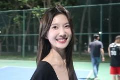 這是誰的女朋友??！美女現(xiàn)身野球場 這哪還有心思打球哈~