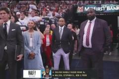 這體型差鏡頭給到帕金斯邁爾斯A-史密斯&美女記者安德魯絲