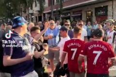 熱刺球迷向在畢爾巴鄂街頭行走的曼聯(lián)球迷潑啤酒