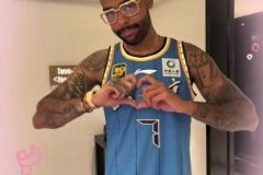 會(huì)來(lái)CBA嗎？拉塞爾身穿北京7號(hào)球衣比心中國(guó)球迷：我愛(ài)你??