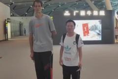 怪不得許鐘豪這么高，爸爸媽媽都是一米八、九的個(gè)頭