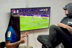 巴薩女球迷剛要掀起衣服……一旁男子竟然在勸女子冷靜