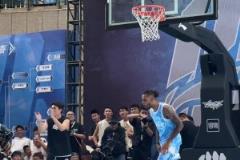 拉塞爾陪大家玩兒了一會(huì)兒，真以為他是水拉了