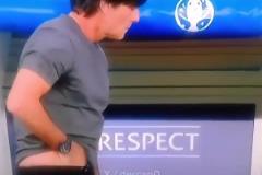 太搞了！外網(wǎng)網(wǎng)友惡搞：原來對手教練是被穆里尼奧“熏”暈了！