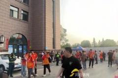 離譜！現(xiàn)場實拍青島紅獅后衛(wèi)滑倒，克雷桑笑納大禮