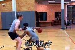 亞歷山大被問及是什么促使愛德華茲 13 投 5 中砍下 18 分時(shí)？