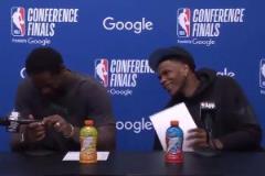 笑誰呢華子&蘭德爾看著數(shù)據(jù)統(tǒng)計(jì)表，忍不住大笑了起來