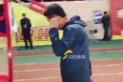 于金永謝文能與老相識握手問候，問候太到位了