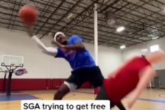 中外球迷達(dá)成一致外國球迷模仿亞歷山大造犯規(guī) 畫風(fēng)逐漸離譜