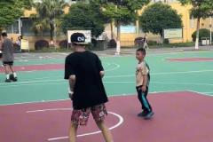 美式哥的投籃視頻，我以為他要去摸板，結(jié)果是摸籃球后面那個支架