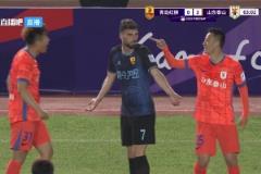 火藥味！泰山隊多名球員團團圍住青島諾布雷加，后者有點怵了