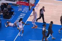 被吹技犯！愛德華茲死球期間，刻意將球扔到倒地的SGA身上