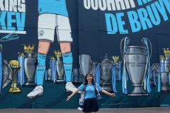 人稱德布勞內圈外女友！日本狂熱美女人迷打卡丁丁壁畫