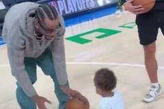 亞歷山大一歲的兒子也來到了現(xiàn)場！女友看起來也是相當(dāng)賢惠的