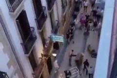 數(shù)萬名曼聯(lián)和熱刺球迷涌入畢爾巴鄂，雙方在街頭發(fā)生斗毆