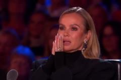 中國雜技大媽紅熊貓現(xiàn)身達(dá)人秀，全場驚掉下巴