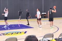 這項(xiàng)天賦真可以！楊瀚森現(xiàn)身湖人訓(xùn)練館，大手運(yùn)球像吸盤一樣牢！