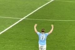 致敬傳奇！德布勞內(nèi)主場告別戰(zhàn)被換下時，全場球迷起立送上掌聲