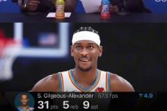 這是看見啥繃不住了！華子指著技術(shù)統(tǒng)計(jì)，和蘭德爾相視一笑