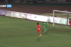 逆天王大雷！后場慢慢悠悠不拿球，丟球后還把對方球員絆倒了