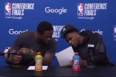 心態(tài)不錯(cuò)！愛德華茲和蘭德爾賽后看數(shù)據(jù)統(tǒng)計(jì)，然后一起笑了