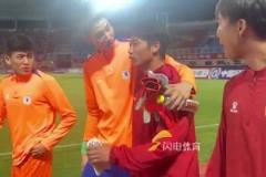 于金永謝文能與老相識握手互相問候，問候太到位了