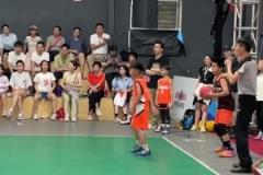 當(dāng)球場(chǎng)撞擊哥遇到撤凳子，感覺(jué)隨時(shí)會(huì)惱羞成怒