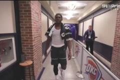 西決G1苦吞失利！華子披上毛巾提前離場，臉上寫滿了不甘啊…