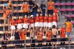 補(bǔ)時(shí)絕殺！云南遠(yuǎn)征小白裙女球迷跳著慶祝