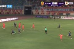 王大雷搞笑禁區(qū)內開大腳時踢在對方腿上，自己痛得原地打滾