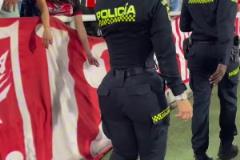 逆天腰臀比啊這是哪支足球隊(duì)的女保安身材這么夸張！