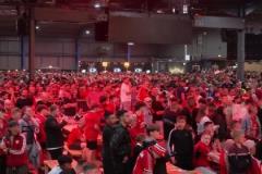 比賽結(jié)束時，曼聯(lián)球迷的心情十分悲傷……