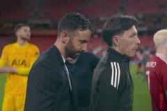 在想什么呢？阿莫林領(lǐng)取獎(jiǎng)牌低頭思考！