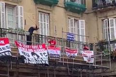 有點越界了！曼聯(lián)球迷將球迷旗幟掛在居民樓陽臺惹眾怒