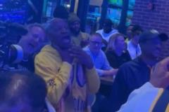 嗨翻了！哈利伯頓爸爸在線下觀賽，瘋狂掐脖子跳舞慶祝