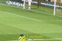 今日兩次中柱！C羅賽后專門去摸了摸自己擊中的兩側(cè)立柱 ?