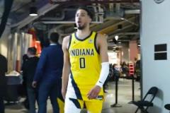 殺人誅心！哈利伯頓在球員通道大喊：為什么這么安靜！