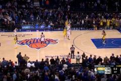 又被你裝到了！哈利伯頓剩0.2秒直接將球傳給唐斯，然后慶祝！