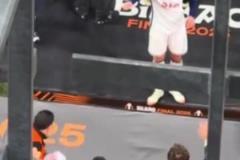 賽后孫興慜找看臺韓國球迷要了韓國國旗，身披韓國國旗慶祝奪冠！