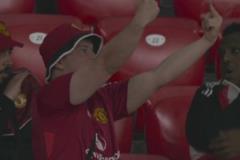 曼聯(lián)球迷怒豎中指熱刺球迷高唱我們是冠軍，鏡頭突然給到魔迷