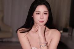 便宜那誰了哈！卓識(shí)一身露肩裙曬美照：媽媽鏡頭下的我~