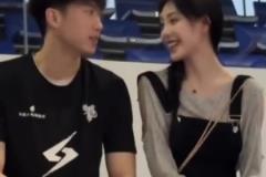 女生陪著自己男友參加球賽，光是坐在那里就讓人羨慕嫉妒