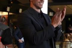 熱刺進球后，看臺貝爾起立鼓掌許久！