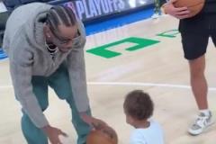 亞歷山大兒子這才會(huì)走路吧，就想開始打球了！