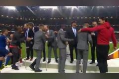 拐杖聯(lián)上臺領(lǐng)獎！17年曼聯(lián)歐聯(lián)奪冠，穆帥帶領(lǐng)曼聯(lián)勇奪小三冠！