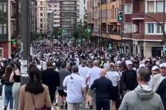 白玫瑰占領(lǐng)畢爾巴鄂！賽后熱刺球迷退場占滿整條街道，場面壯觀！