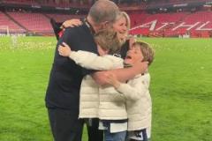 波帥兌現(xiàn)了贏得第二賽季獎杯的承諾后，與妻子和兒子擁抱在一起