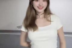 扭的挺好呀！美女主播小七曬技能：跳舞這事你們還是找別人吧